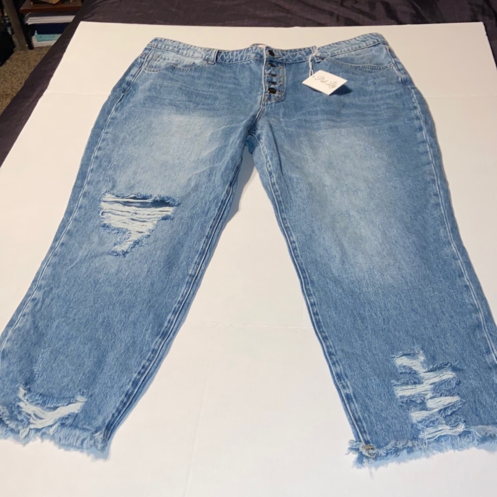New with tag Pink Lily distressed Capri jeans size 19/33